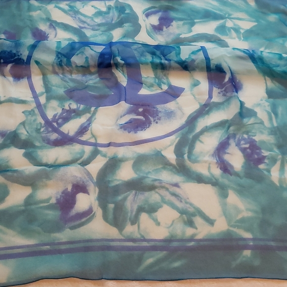 Chanel sheer silk scarf 34 in square - Picture 4 of 4